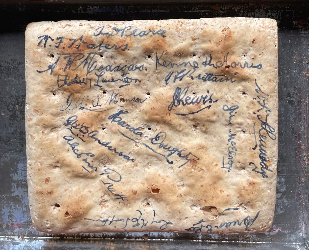 Biscuit with signatures